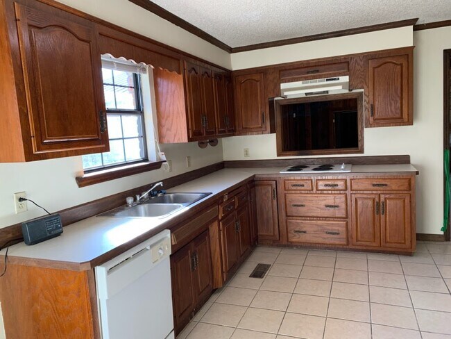 Building Photo - 4496 Cat Creek Rd