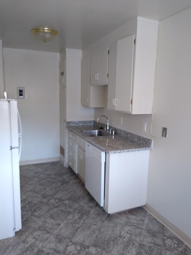 Primary Photo - 50 Glen Eyrie Ave