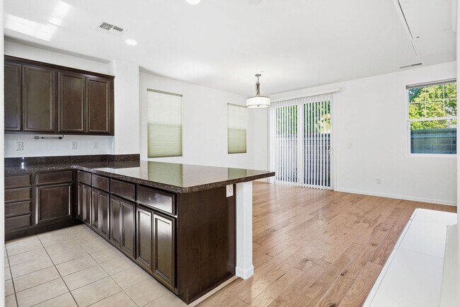 Foto del edificio - Impeccable 3 bedroom house in Davis Mace Ranch
