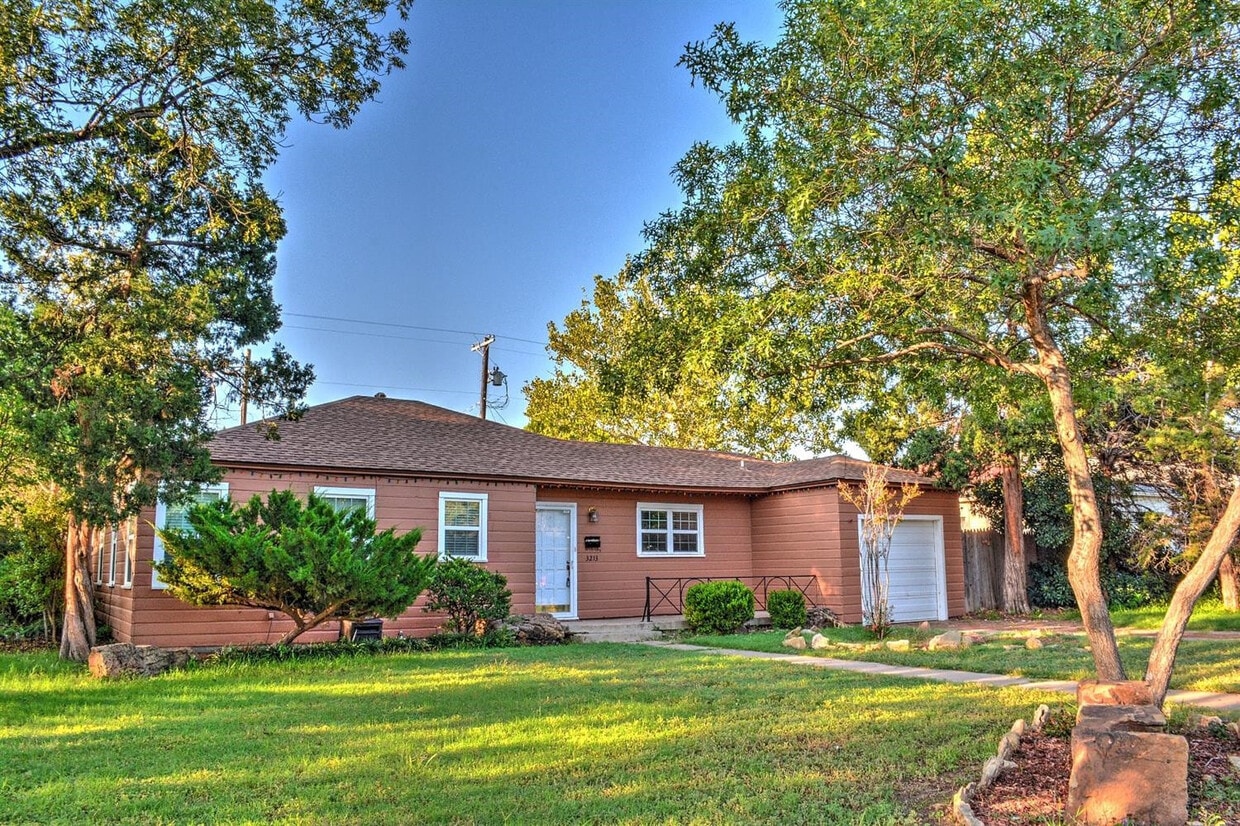 Foto principal - 3213 26th St