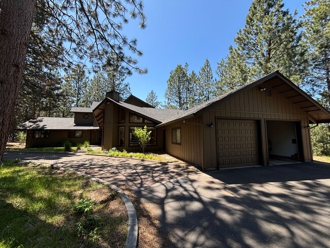 Building Photo - Stunning 3 Bed/ 2.5-Bath Home on the River...