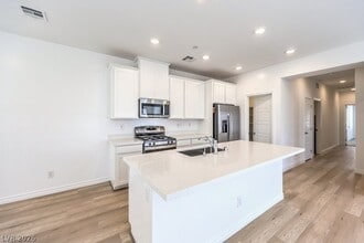 Building Photo - 600 N Carriage Hill Dr