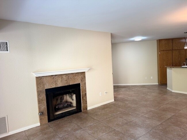 Foto del edificio - Spacious 2-Bedroom Condo with Rare 2-Car G...