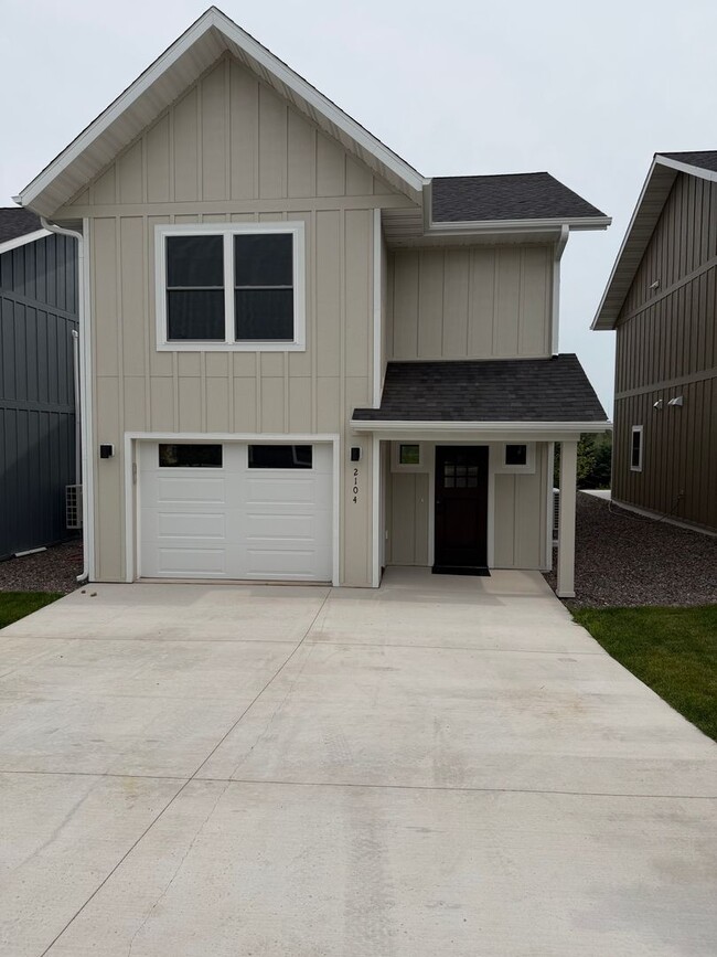 Building Photo - 2104 Cottage Hl Cir