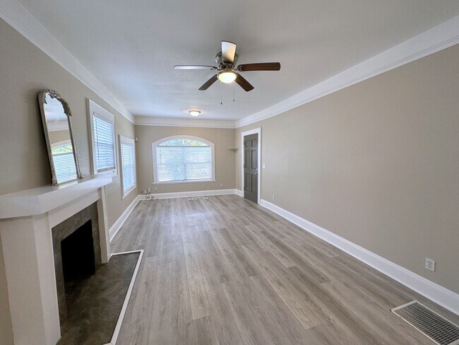 Building Photo - Adorable 2BD/1BTH 1st floor Condo in the H...