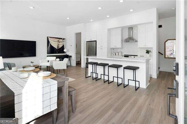 Foto del edificio - 9040 Main St