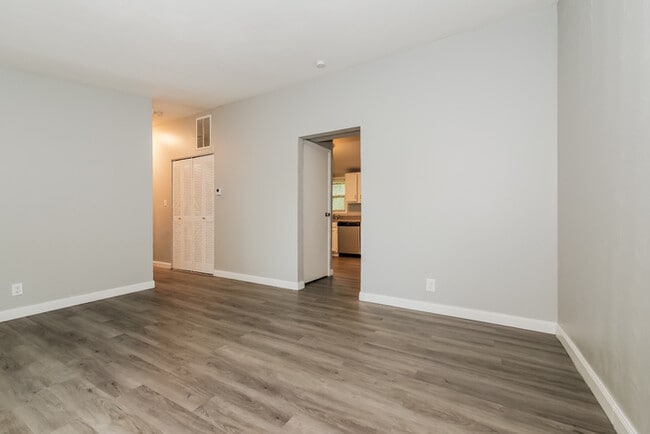 Building Photo - 414 N Cochise Dr