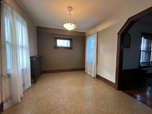 Building Photo - Charming 2 bedroom house $725