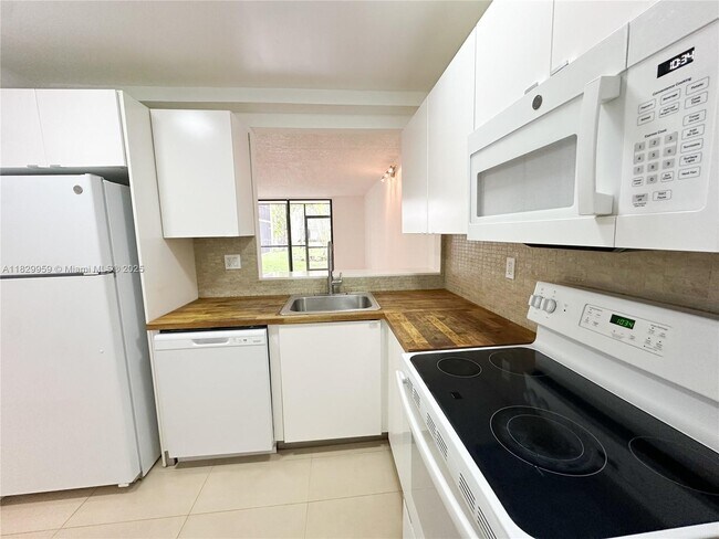 Foto del edificio - 8025 SW 107th Ave