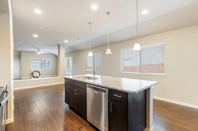 Foto del edificio - 2118 Long Forest Rd