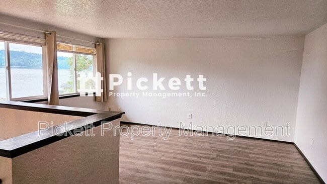 Building Photo - 4629 Beach Dr E