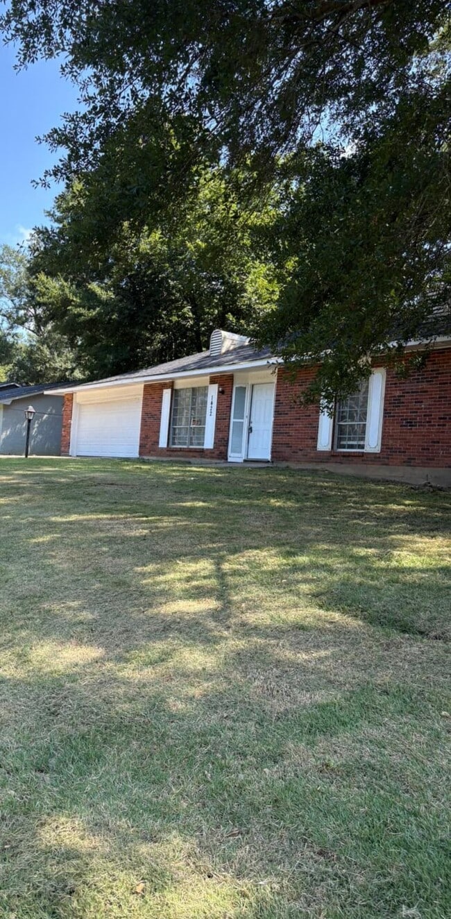 Building Photo - 1422 Wooddell Dr