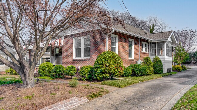 Foto del edificio - 707 Mayflower Dr