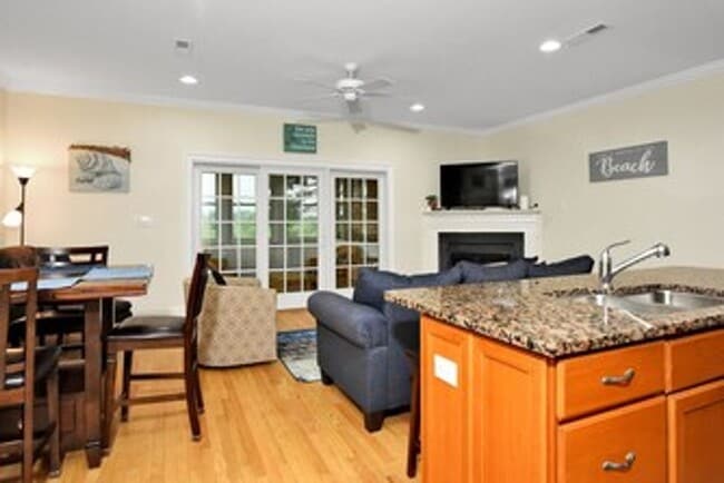 Building Photo - Furnished 3-bedroon townhouse end-unit for...