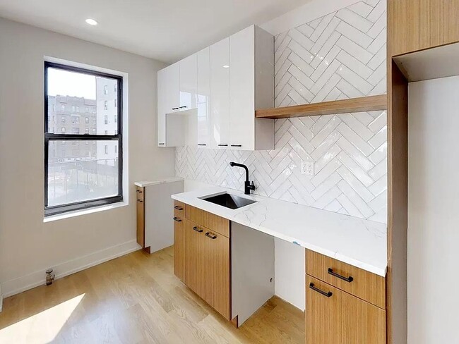 Building Photo - 12 Crown St