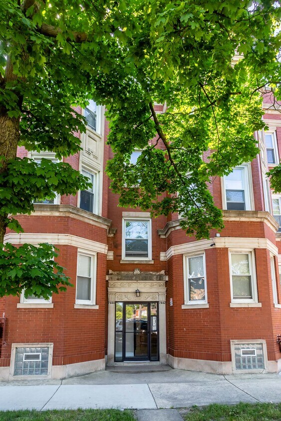 Primary Photo - 2220 E 79th St