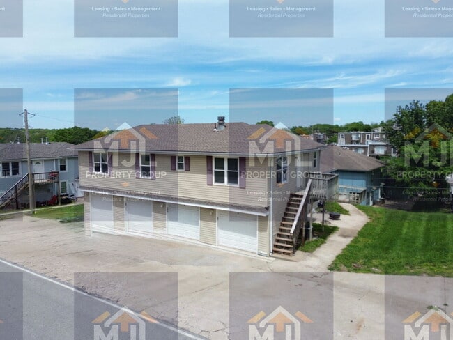 Building Photo - Renovated 2 Bedroom / 1 Bath Apartment W/ 1 Car Garage