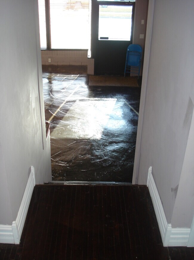 Building Photo - 1002 W Oakland Ave