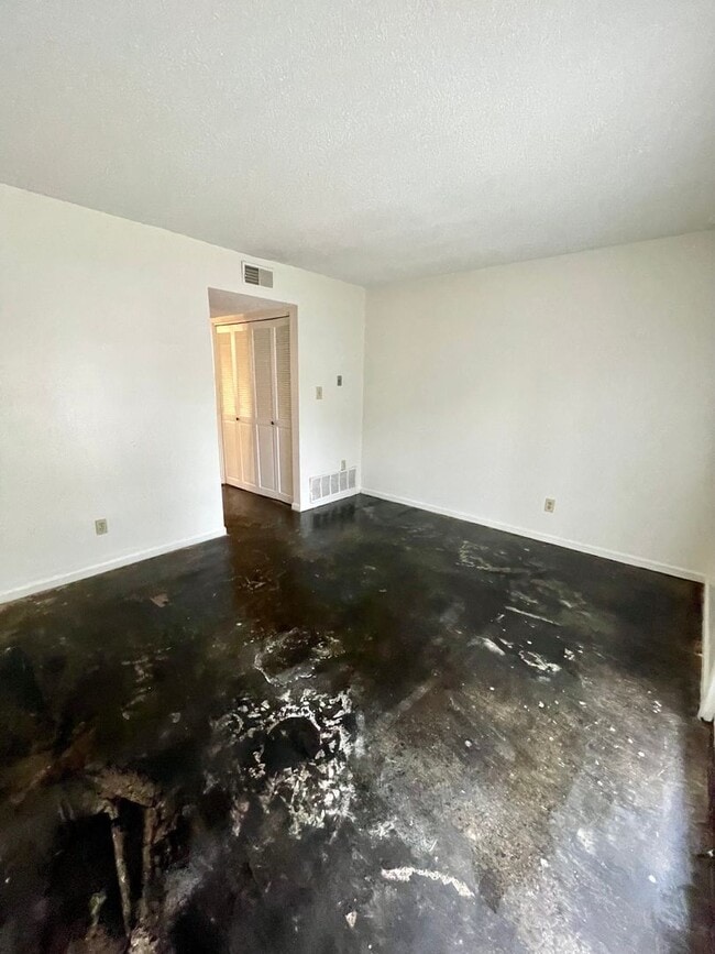 Building Photo - 3011 Fairview Dr