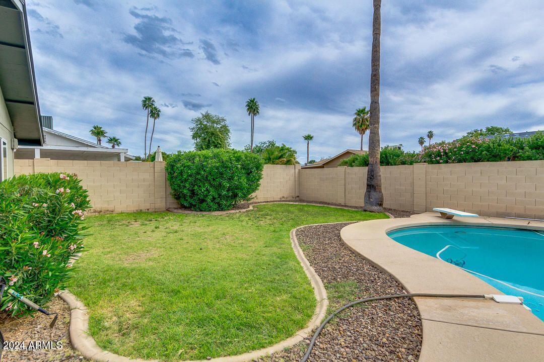 Primary Photo - 1061 E Carson Dr