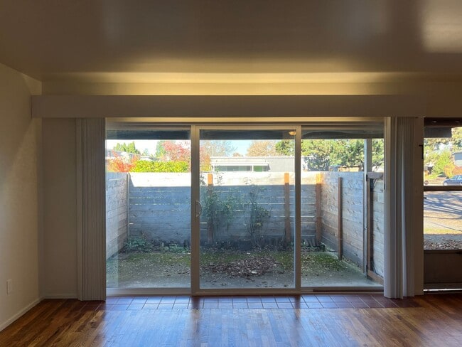 Building Photo - Large 2 BR 1 BA. Tabor/Montavilla!