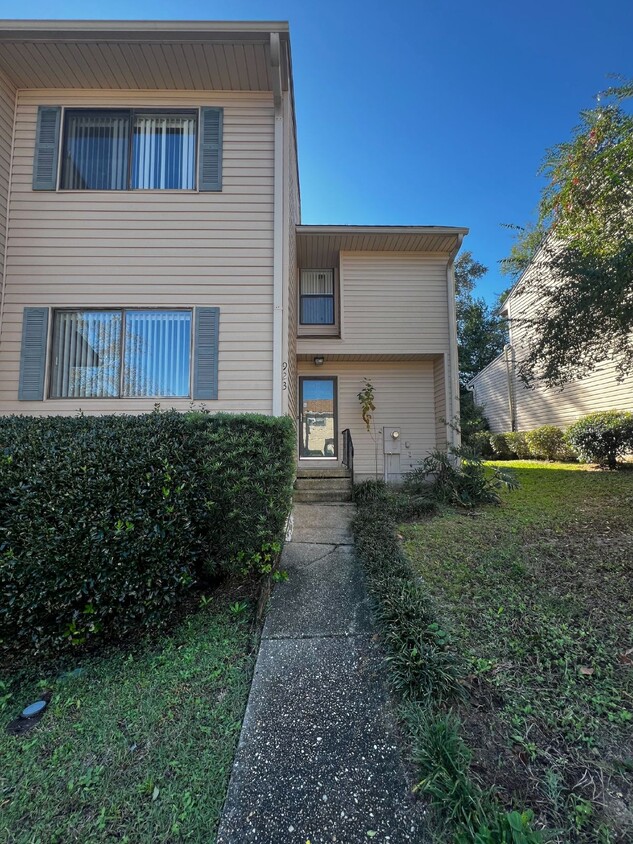 Primary Photo - Spacious 3BR Townhouse in Cordova: Pool, T...