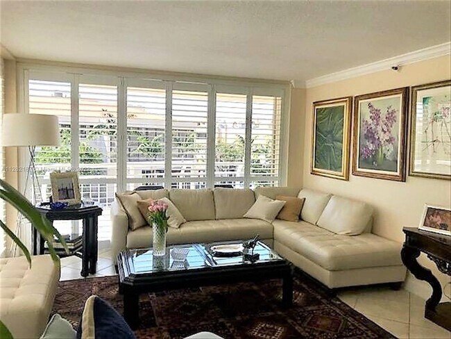Building Photo - 2843 S Bayshore Dr