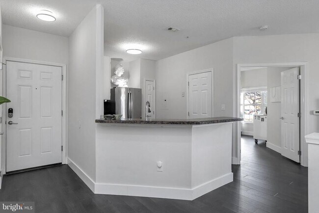 Building Photo - 1712 Lake Shore Crest Dr