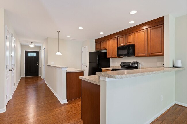 Building Photo - 3 Bedroom Townhouse in Braddock Park Community - Available May 1!