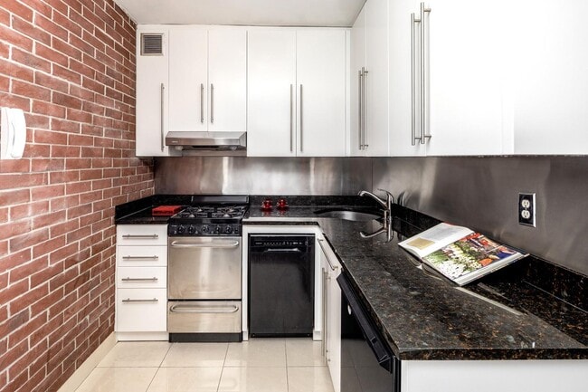 Building Photo - 77 W 55th St