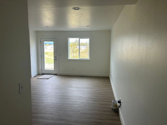 Building Photo - First Month Free   Newly Built Townhouse