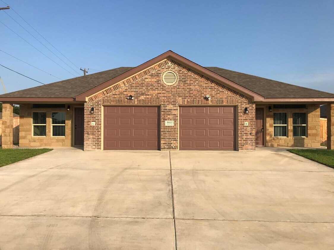 Foto principal - Spacious 3 Bed / 2 Bath Duplex in Trimmier...