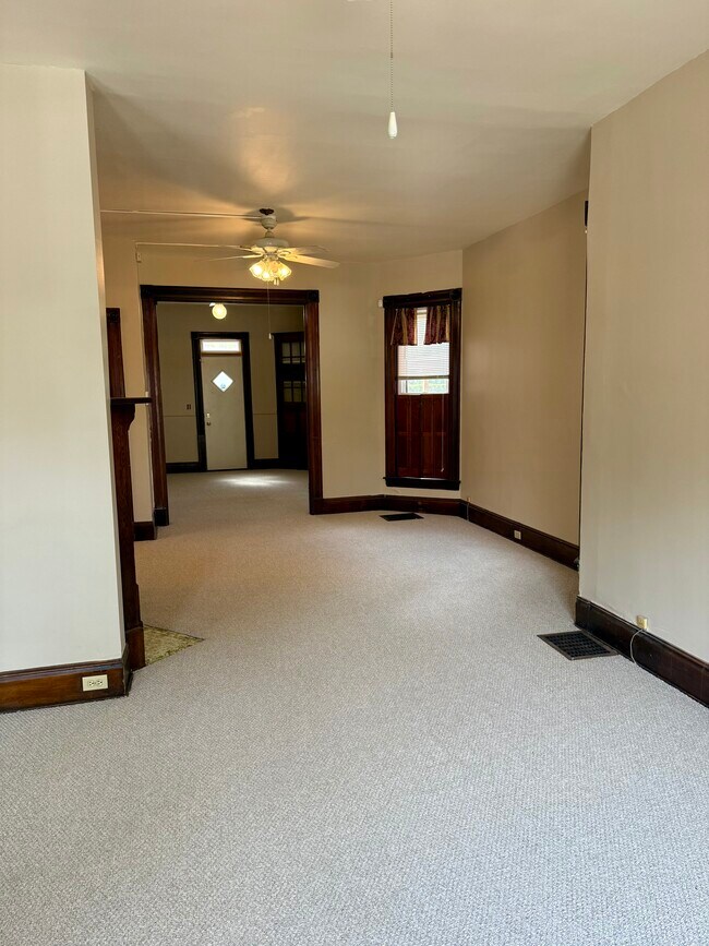 De la oficina a la vida - 357 W 5th St