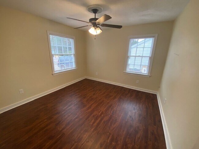 Building Photo - Newly renovated Home in Broadmor!