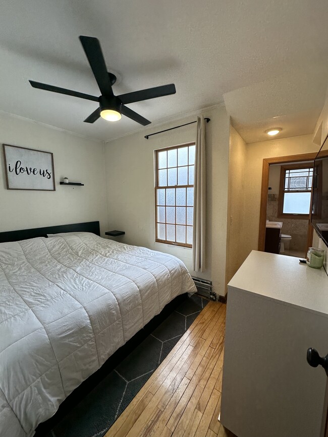 Bedroom 1 - King Bed - 3016 DuPont Ave S