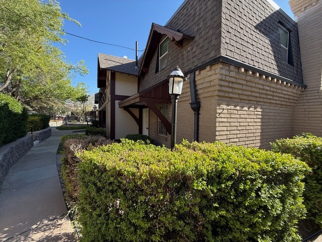 Building Photo - 500 Thunderbird Dr