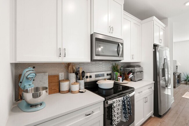 Building Photo - Stunning Like-New Townhome in Prime South Durham Location!
