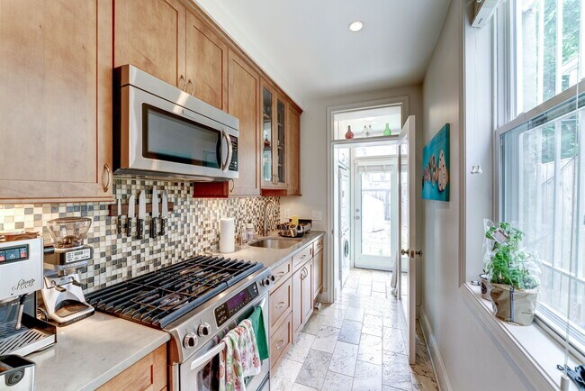 Gourmet kitchen with quartz counters, gas cooking & top-of-the-line appliances! - 602 14th Pl NE