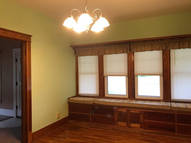 dining area - 302 W 1ST ST