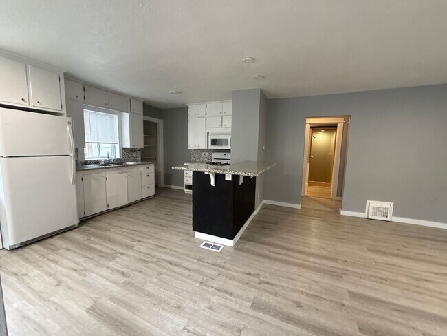 Foto del edificio - Now Available: $2600/month - 6 MONTH LEASE...