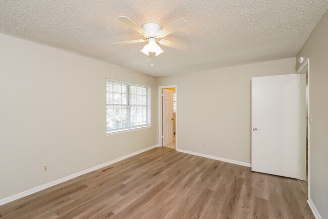 Foto del edificio - 611 Ashwood Ln