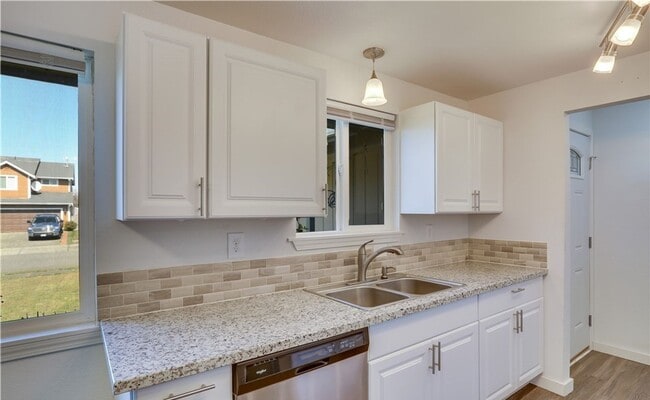 Building Photo - Spacious 3 Bedroom Home in Tacoma