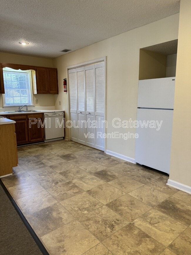 Building Photo - 82 Primrose Dr