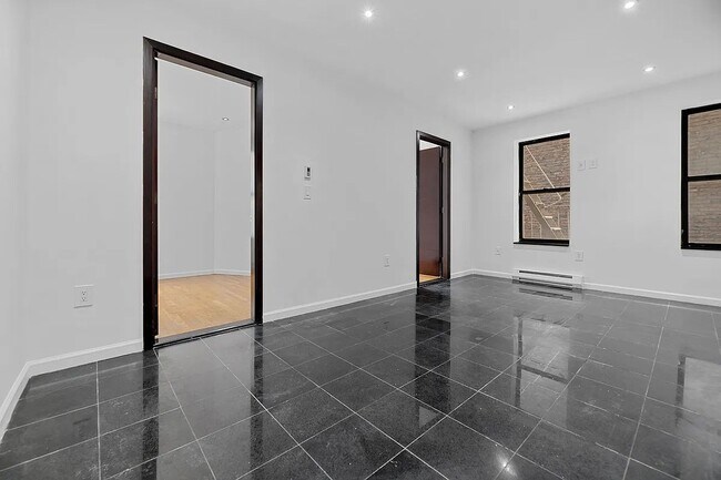 Foto del edificio - 10 Manhattan Avenue