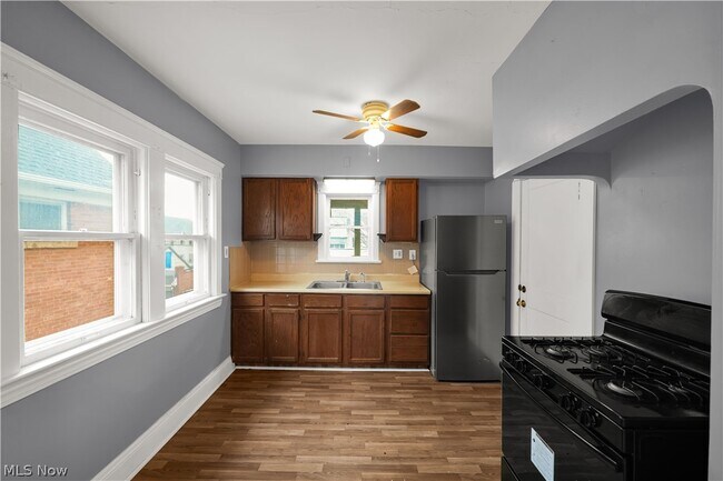 Building Photo - 16119 Parkgrove Ave