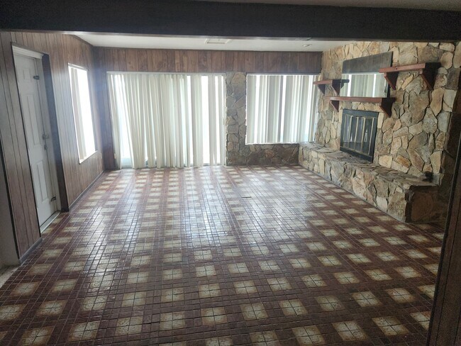 Foto del edificio - 111 E Linebaugh Ave.