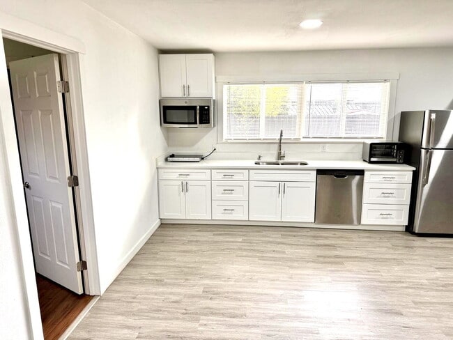 Foto del edificio - Private Detached 1-Bedroom Home – Modern Updates in Prime University Place Location