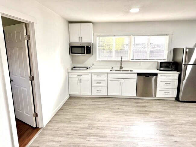 Building Photo - Private Detached 1-Bedroom Home – Modern Updates in Prime University Place Location