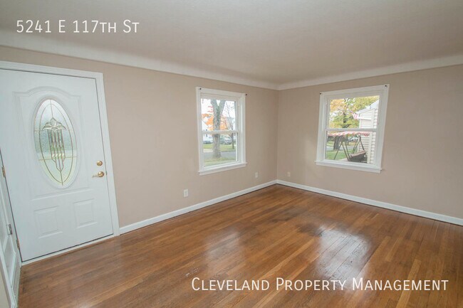 Building Photo - Lovely Brick Bungalow