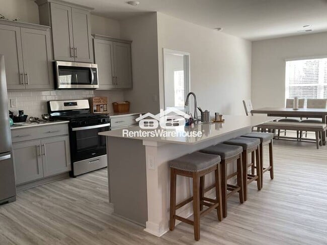 Building Photo - Welcome to modern living in Charlotte, NC